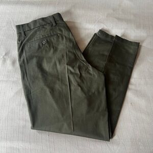 Docker’s Classic Signature 
Khaki 
Olive 
W38xL30